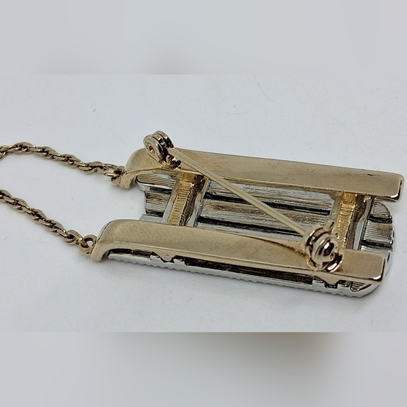* Vintage Lady Remington Winter Sled Pin Brooch - Picture 3 of 4